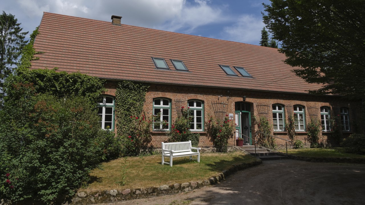 Pastorie K&ouml;lzow zomeruitzicht // &copy; P. Bockentin