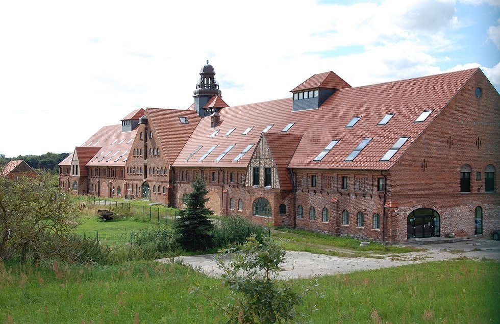 Das ehemalige Viehhaus der Gutsanlage D&uuml;ssin ist weitgehend restauriert. // &copy; Gabriele Skorupski