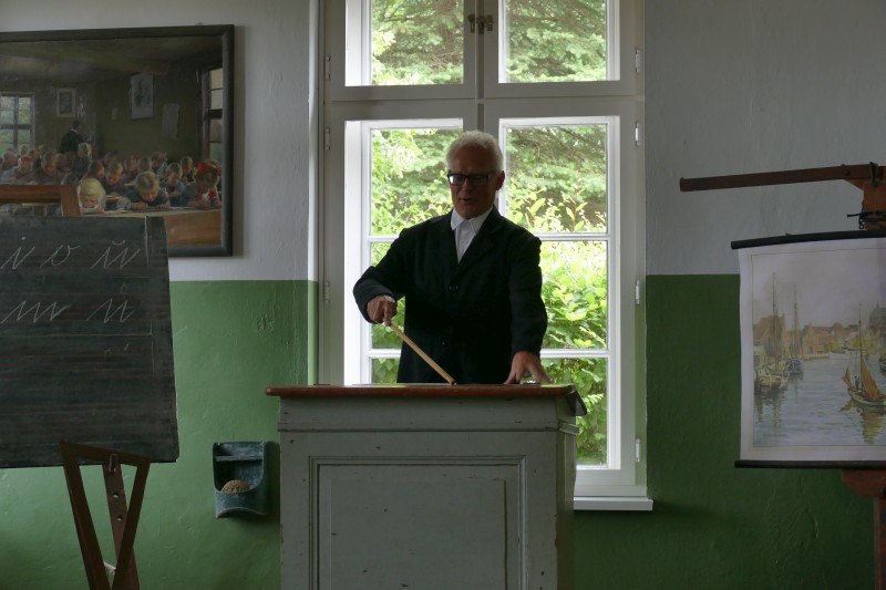 Eine historische Schulstunde mit diesem Lehrer erleben. // © Landschulmuseum Göldenitz Eine historische Schulstunde mit diesem Lehrer erleben. // © Landschulmuseum Göldenitz