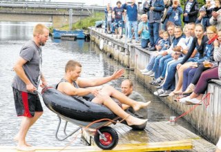 Spa&szlig;ig-sportlicher Wettkampf um den Borenst&auml;ker-Pokal: Mit de Schuufkoor &ouml;ver de Recknitz // &copy; Anglerverein "An der Recknitz"