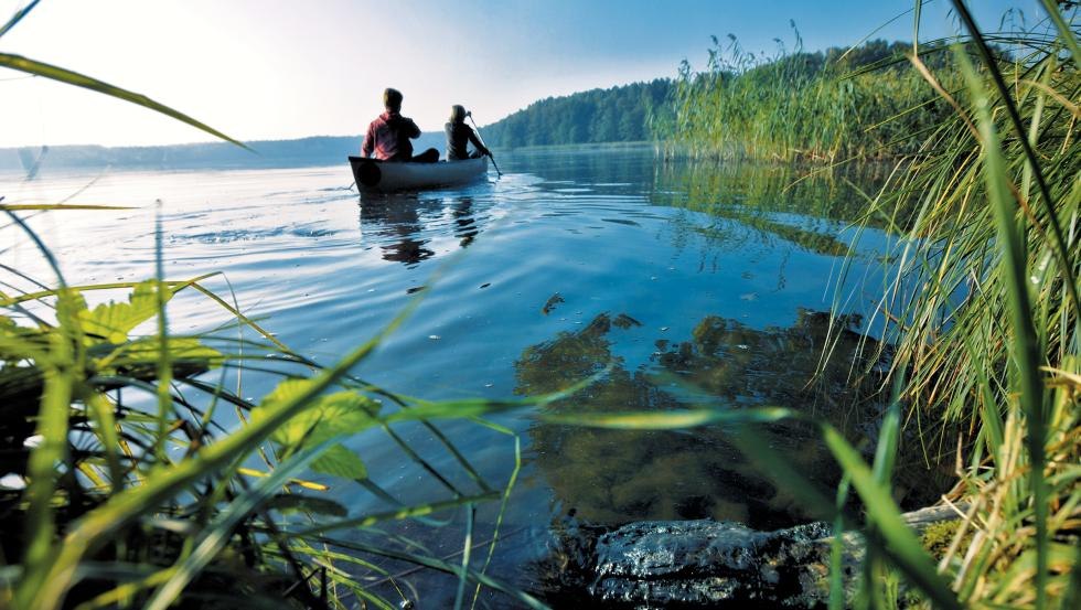 Mit dem Kanu lassen sich die &uuml;ber 2.000 Seen des Landes ganz individuell entdecken // &copy; MV-T/Ehn
