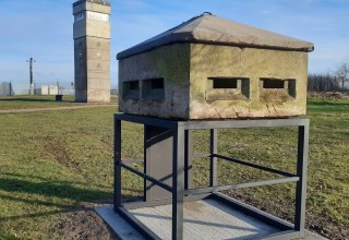 Auf dem Außengelände vom Grenzhus sind DDR-Sperranlagen aus originalen Bestandteilen rekonstruiert. // © Grenzhus Schlagsdorf Auf dem Außengelände vom Grenzhus sind DDR-Sperranlagen aus originalen Bestandteilen rekonstruiert. // © Grenzhus Schlagsdorf