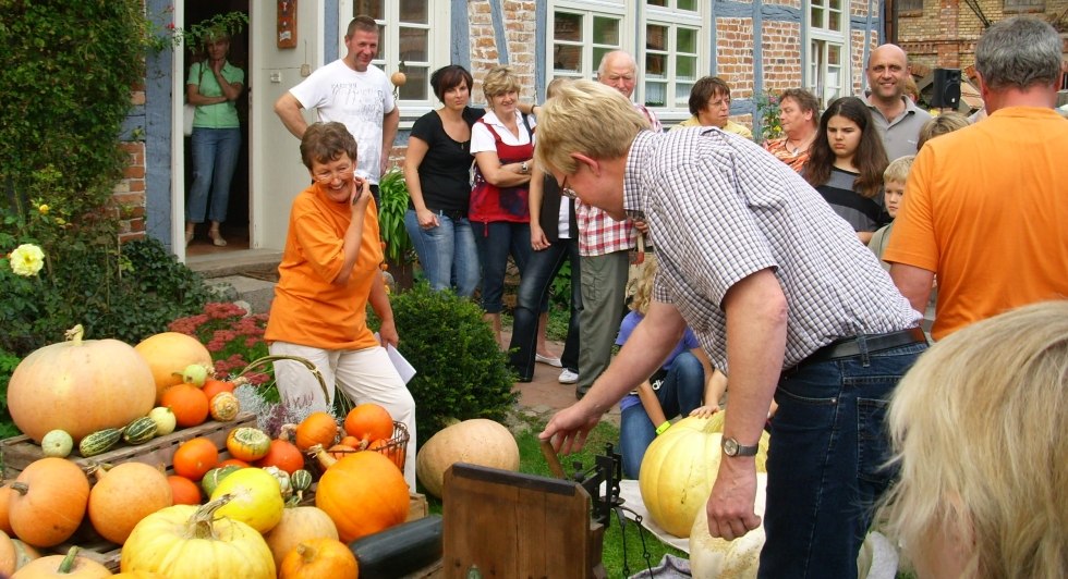 Pompoenfeest in Alt Guthendorf, inclusief een wedstrijd "Wie heeft de zwaarste pompoen?". // © Martin Hagemann Pompoenfeest in Alt Guthendorf, inclusief een wedstrijd "Wie heeft de zwaarste pompoen?". // © Martin Hagemann
