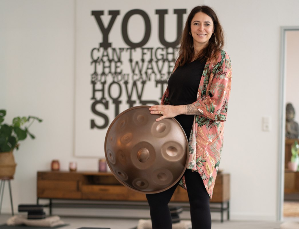 Nadine, Leiterin des Handpan Workshops mit Handpan in der Hand. // &copy; Nishā Yoga GbR