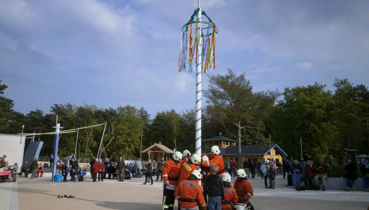 Maibaumsetzen mit der Freiwilligen Feuerwehr Zempin, &copy; Maibaumsetzen.JPG