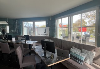 Helle Lounge-Ecke mit stilvollen Arbeitsplätzen und Blick ins Grüne., © Michelle Dynio Helle Lounge-Ecke mit stilvollen Arbeitsplätzen und Blick ins Grüne., © Michelle Dynio