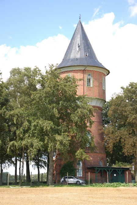 Der städtische Wasserturm liegt etwas außerhalb der Stadt auf einem Feld., © Gabriele Skorupski