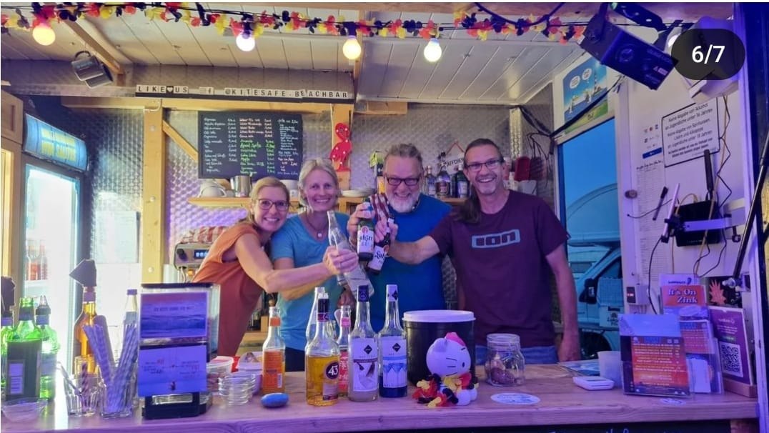 kitesafe.de BeachBar - BarTeam in actie // &copy; kitesafe.de