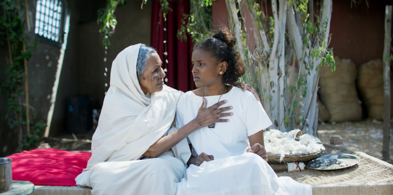 Nafisas Großmutter Al-Sit ist die geachtete Matriarchin des sudanesischen Dorfes und gibt ihr Wissen an ihre Enkelin weiter. Diese hat aber eigene Vorstellungen vom Leben. // © Frida Marzouk Nafisas Großmutter Al-Sit ist die geachtete Matriarchin des sudanesischen Dorfes und gibt ihr Wissen an ihre Enkelin weiter. Diese hat aber eigene Vorstellungen vom Leben. // © Frida Marzouk