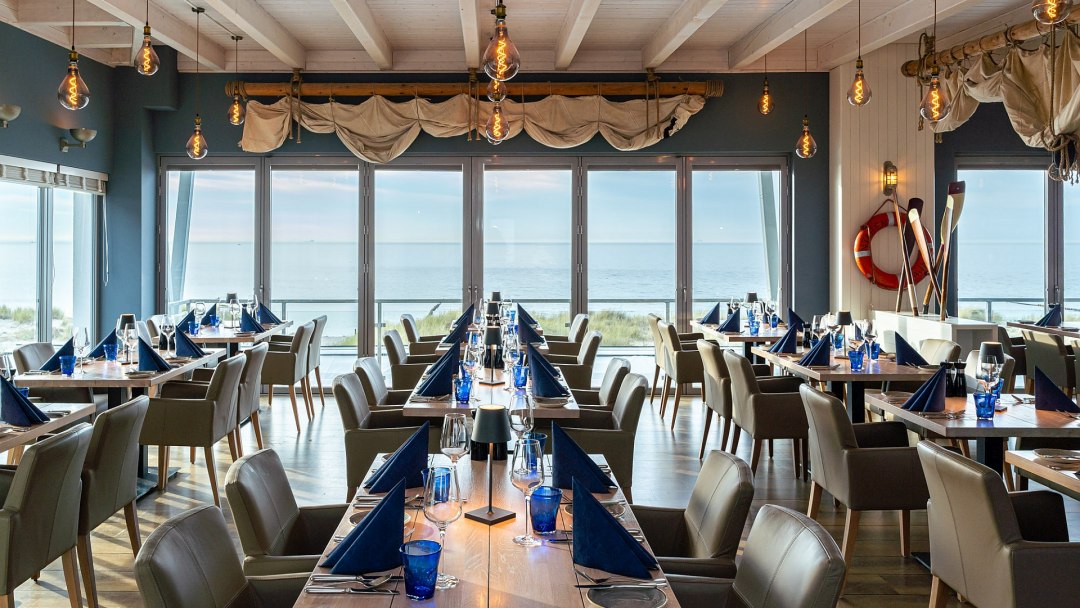 Binnenzicht van het strandrestaurant & bar "Blaue Boje"., © DOMUSimages Binnenzicht van het strandrestaurant & bar "Blaue Boje"., © DOMUSimages