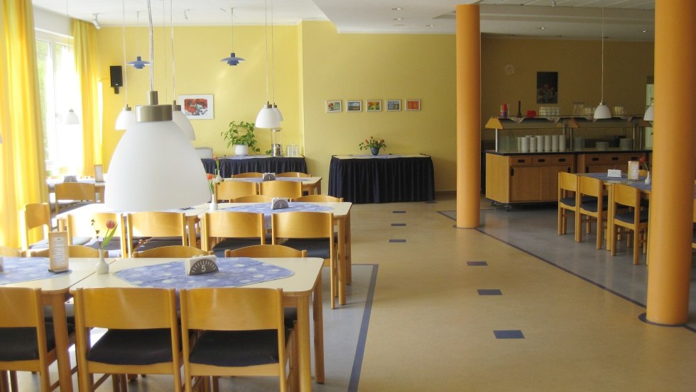 Der gro&szlig;z&uuml;gige Speisesaal bietet ausreichend Platz f&uuml;r unsere G&auml;ste. // &copy; TMV