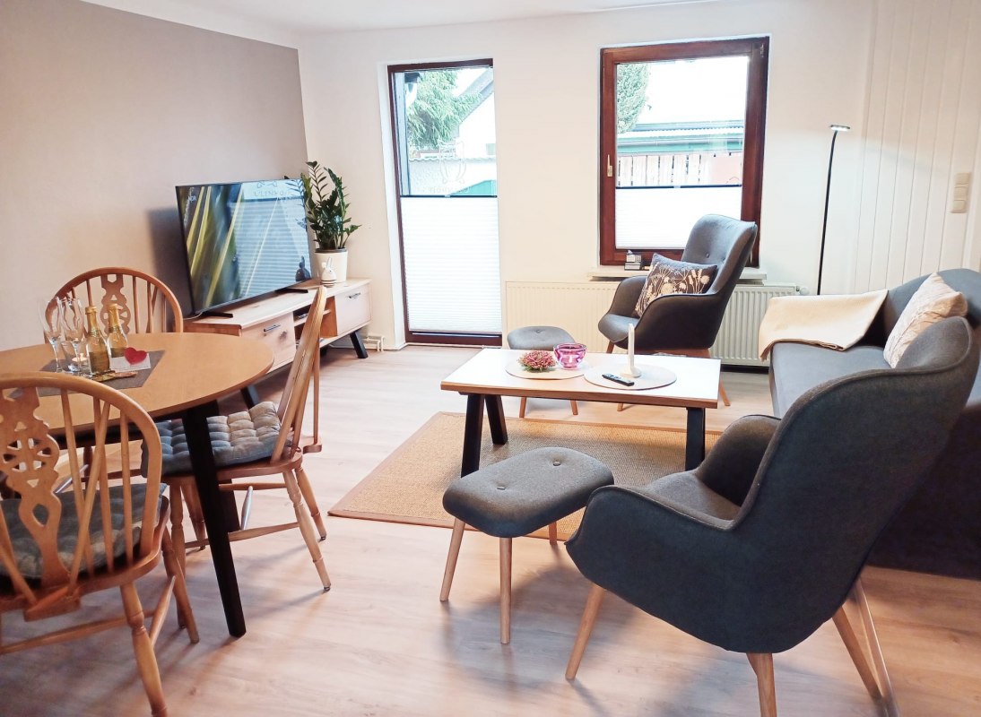 Wohnzimmer FeWo Ahorn // &copy; Heuser