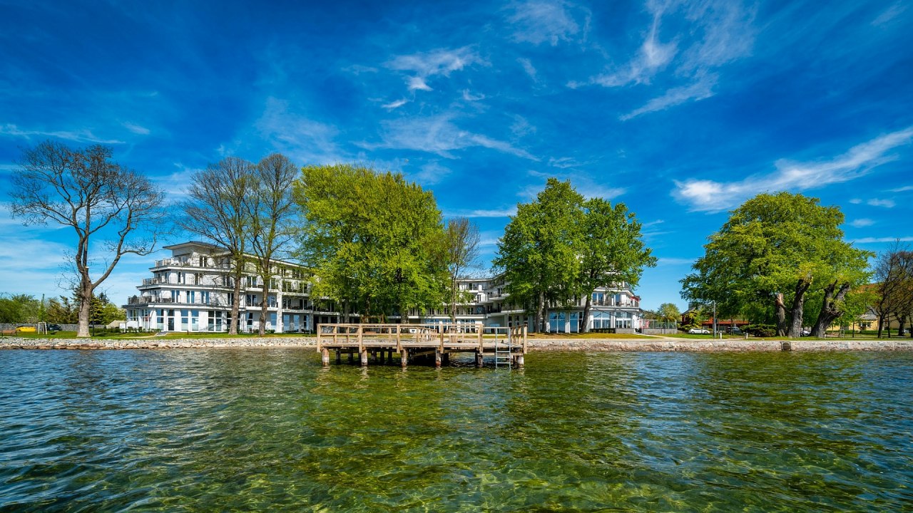 Das Müritzpalais vom Ufer der Müritz aus // © Alexander Rudolph DOMUSimages Das Müritzpalais vom Ufer der Müritz aus // © Alexander Rudolph DOMUSimages