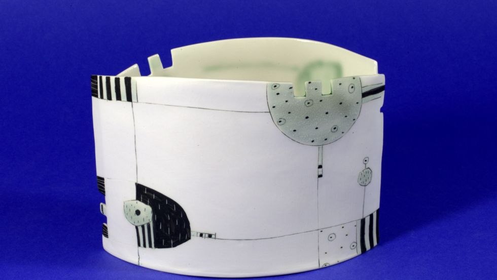 Ovale Porzellanvase, frei aufgebaut und mit Ritzdekor versehen, © Jörg Mücket Ovale Porzellanvase, frei aufgebaut und mit Ritzdekor versehen, © Jörg Mücket