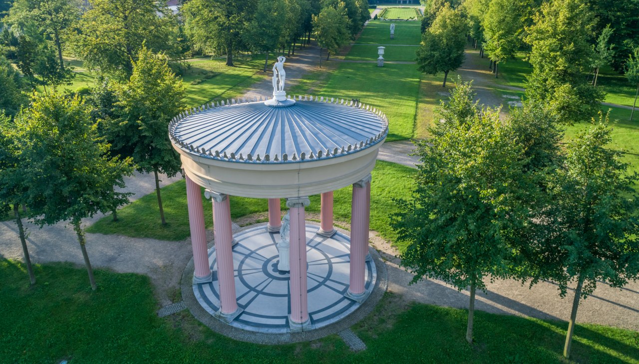 Schlossgarten Neustrelitz mit Hebetempel von oben, © SSGK MV / Funkhaus Creative