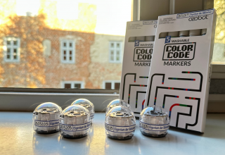 6 Ozobots mit Anleitung auf dem Fensterbrett der Stadtbibliothek // © Stadtbibliothek Stralsund 6 Ozobots mit Anleitung auf dem Fensterbrett der Stadtbibliothek // © Stadtbibliothek Stralsund