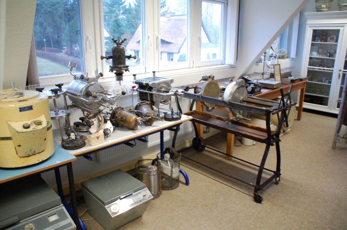 Ausstellungsraum mit technischen Geräten zur Entwicklung und Herstellung von veterinären Impfstoffen // © Franziska Hagen/Verein UNS RIEMS Ausstellungsraum mit technischen Geräten zur Entwicklung und Herstellung von veterinären Impfstoffen // © Franziska Hagen/Verein UNS RIEMS
