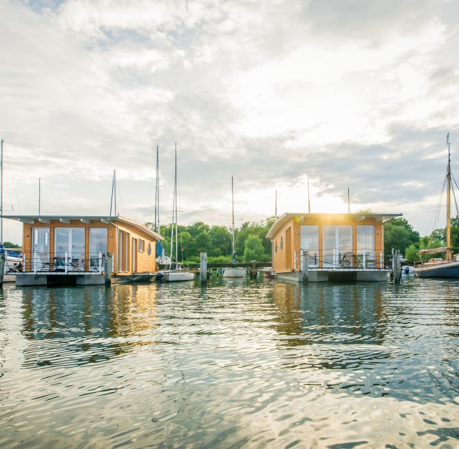 Hausboote im Naturhafen Krummin // &copy; Naturhafen-Krummin GmbH