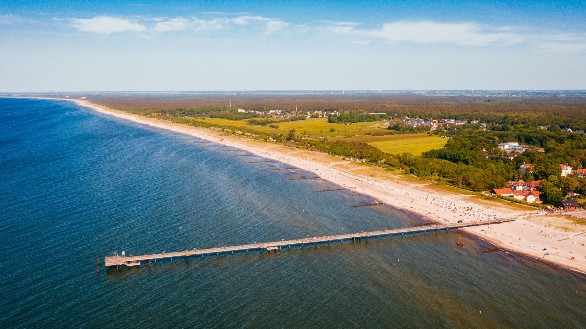 Der Graal-M&uuml;ritz Strand mit Seebr&uuml;cke aus der Luft