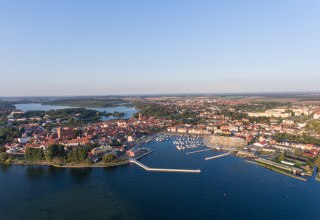 Hafenresidenz Waren (M&uuml;ritz) &ndash;
Ihr exklusiver R&uuml;ckzugsort am Warener Hafen // &copy; K&K Ferienimmobilien GmbH & Co.KG