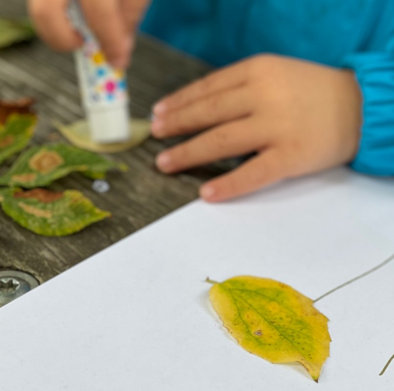 Maak met glas-in-lood en servetkunst kleurrijke herfstmotieven voor in huis. // © Kunstsammlung Neubrandenburg Maak met glas-in-lood en servetkunst kleurrijke herfstmotieven voor in huis. // © Kunstsammlung Neubrandenburg