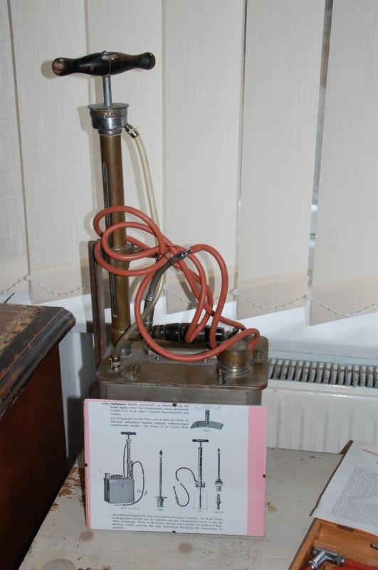 Dortmund-vaccinatieapparaat (gebruikt voor vaccinatie in de strijd tegen bijvoorbeeld mond- en klauwzeer (MKZ) bij vee) // &copy; Franziska Hagen/Verein UNS RIEMS