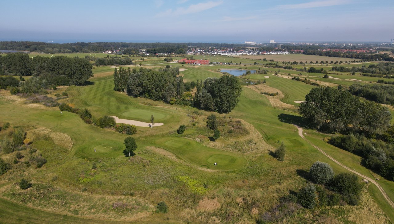 Golfanlage Warnemünde_von Bahn 5 zum Clubhaus, © Golfanlage Warnemünde Golfanlage Warnemünde_von Bahn 5 zum Clubhaus, © Golfanlage Warnemünde