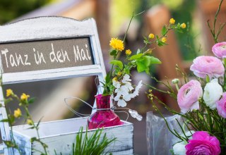 Tanz in den Mai // &copy; Adobe Stock