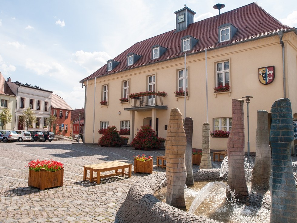 Der Tessiner Rathaus mit Springbrunnen im Vordergrund. // © Frank Burger Der Tessiner Rathaus mit Springbrunnen im Vordergrund. // © Frank Burger