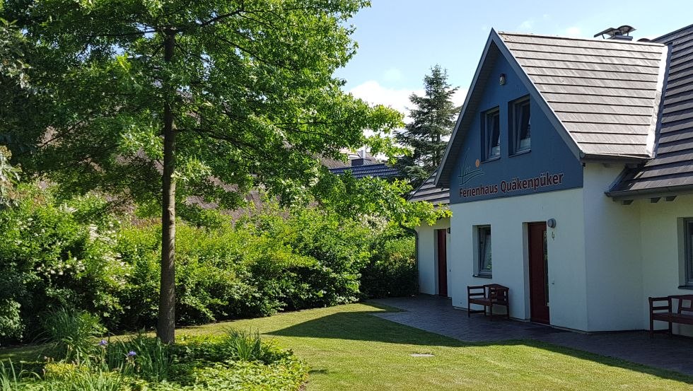 Ferienhaus Qu&auml;kenp&uuml;ker Au&szlig;enansicht // &copy; alpina Aktiengesellschaft Garten-, Landschafts-, Sportplatzbau