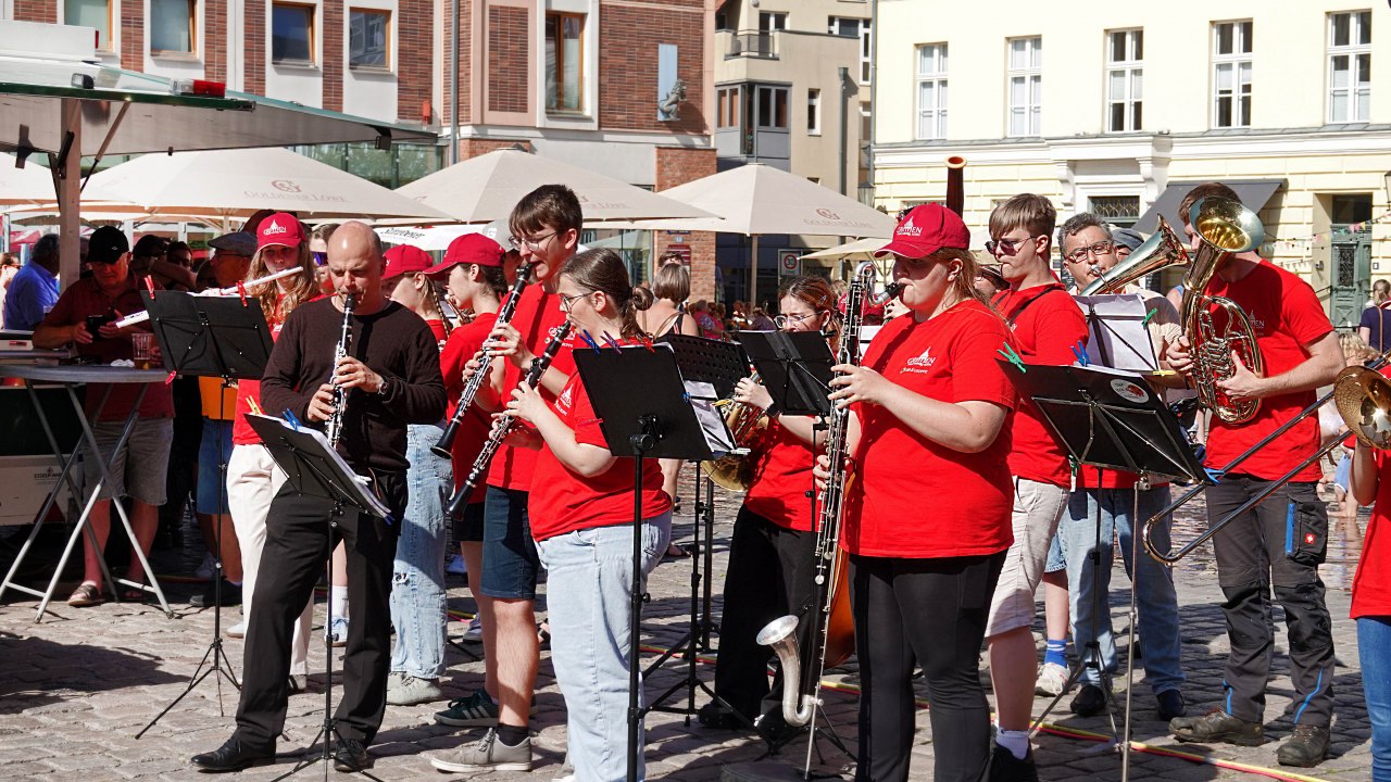 Bl&auml;sermusik auf dem Alten Markt Stralsund // &copy; Mp