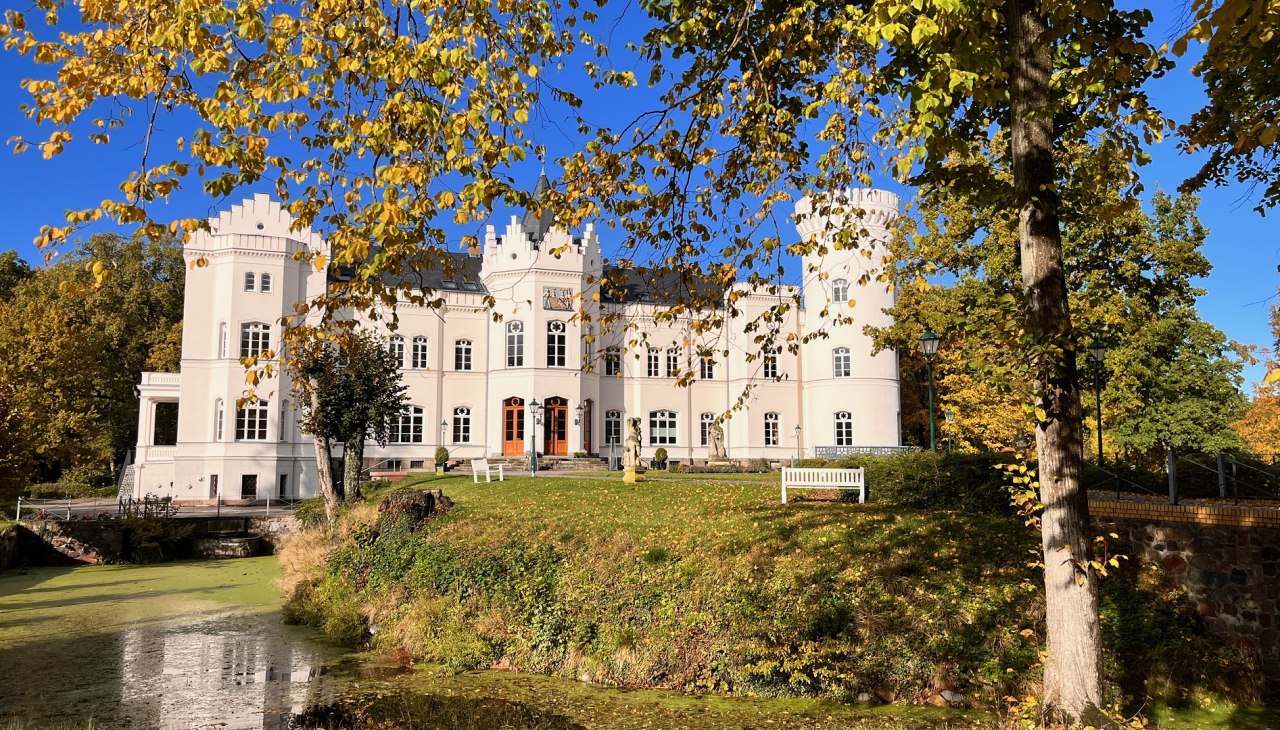 Schloss Schlemmin Frontansicht Herbst, &copy; Schloss Schlemmin