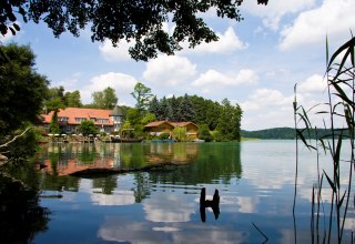 Blick auf das Haus vom See // &copy; Altes Zollhaus