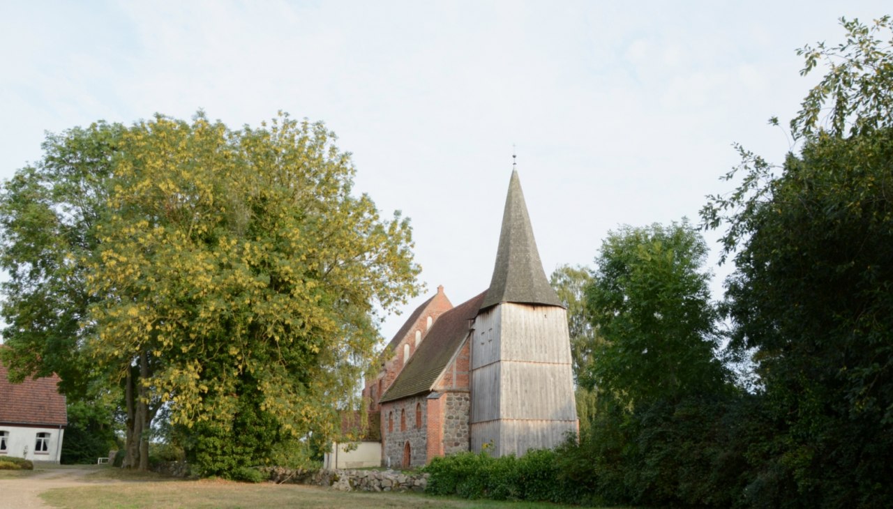 De middeleeuwse dorpskerk van Kuppentin in de nazomer., © Tourismusverband Mecklenburg-Schwerin De middeleeuwse dorpskerk van Kuppentin in de nazomer., © Tourismusverband Mecklenburg-Schwerin