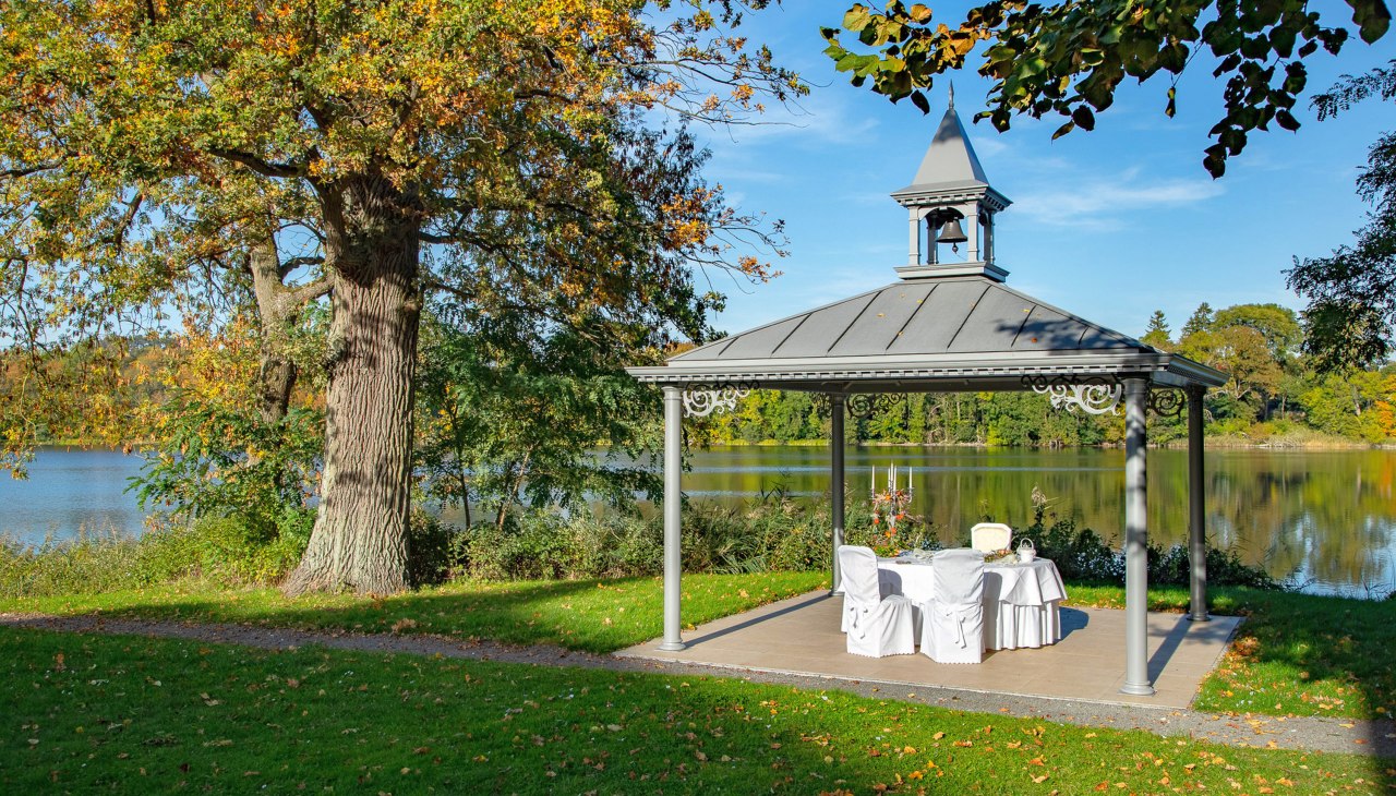 Grandiose Aussicht: Standesamtliche Trauung direkt am Haussee möglich, © Seeschloss Schorssow Grandiose Aussicht: Standesamtliche Trauung direkt am Haussee möglich, © Seeschloss Schorssow