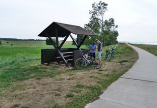 &Uuml;berdachte Picknickstation am Deich beim Hohen Norden // &copy; Ummanz-Information/Bordych