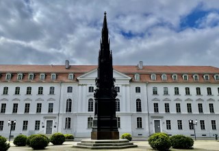 Die Universität Greifswald mit dem Rubenowdenkmal. // © Gudrun Koch Die Universität Greifswald mit dem Rubenowdenkmal. // © Gudrun Koch