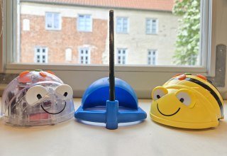 ein Bluebot in der Mitte und zwei Beebots daneben auf dem Fensterbrett der Stadtbibliothek // © Stadtbibliothek Stralsund ein Bluebot in der Mitte und zwei Beebots daneben auf dem Fensterbrett der Stadtbibliothek // © Stadtbibliothek Stralsund