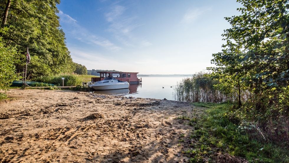 Ankern mit dem Flo&szlig; direkt am Strand // &copy; MV-T/Krauss
