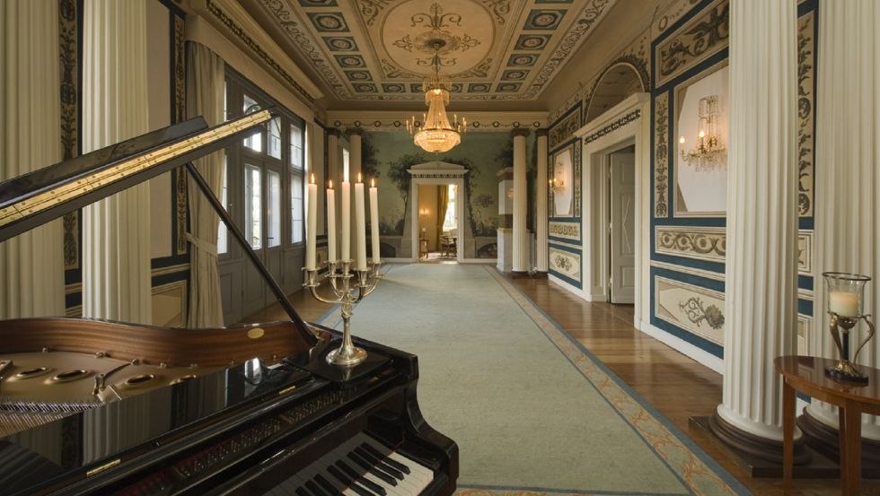 Der Schinkel-Saal überwältigt mit einer hochherrschaftlichen Ausstattung feinster, handbemalter Tapisserien und funkelnder Kronleuchter // © Schlosshotel Burg Schlitz/Petra Stüning Photografie Der Schinkel-Saal überwältigt mit einer hochherrschaftlichen Ausstattung feinster, handbemalter Tapisserien und funkelnder Kronleuchter // © Schlosshotel Burg Schlitz/Petra Stüning Photografie