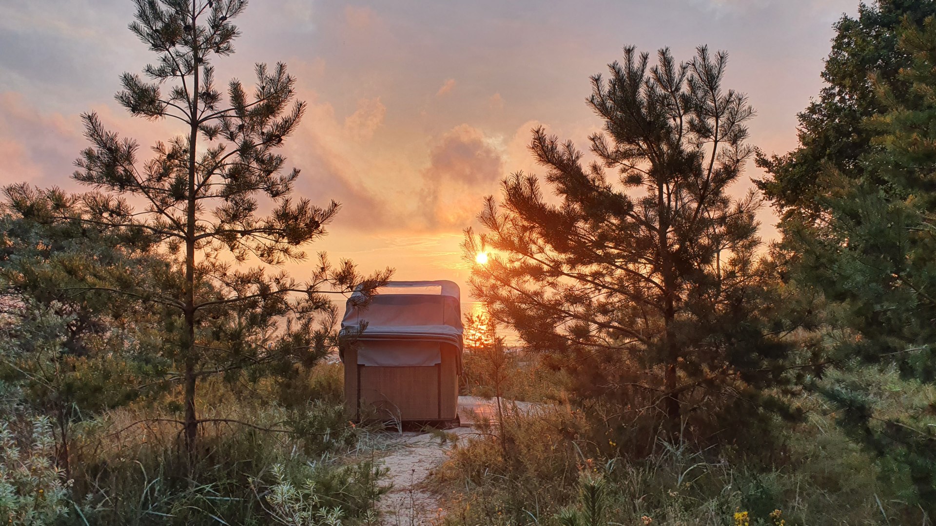 Der Schlafstrandkorb des Campinplatzes in Ückeritz steht in den Dühnen beim Sonnenaufgang // Der Schlafstrandkorb des Campinplatzes in Ückeritz // © Toni Schulz Der Schlafstrandkorb des Campinplatzes in Ückeritz steht in den Dühnen beim Sonnenaufgang