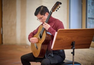 Gitarrist konzertiert im Orgelsaal // © Mirco Dalchow Gitarrist konzertiert im Orgelsaal // © Mirco Dalchow