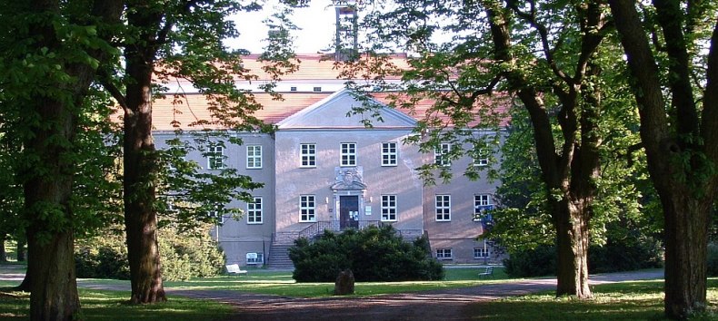 Kastanienallee zum Barockschloss Griebenow mit Portal und Ehrenhof // © Barockschloß zu Griebenow e.V. Kastanienallee zum Barockschloss Griebenow mit Portal und Ehrenhof // © Barockschloß zu Griebenow e.V.
