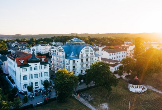 Das "Hotel am Meer" reizt mit seiner Nähe zum Ostseestrand, seinem Wellnessbereich und der Blue Moon Lounge mit Panoramablick auf dem Dach. // © MV-T/Friedrich Das "Hotel am Meer" reizt mit seiner Nähe zum Ostseestrand, seinem Wellnessbereich und der Blue Moon Lounge mit Panoramablick auf dem Dach. // © MV-T/Friedrich