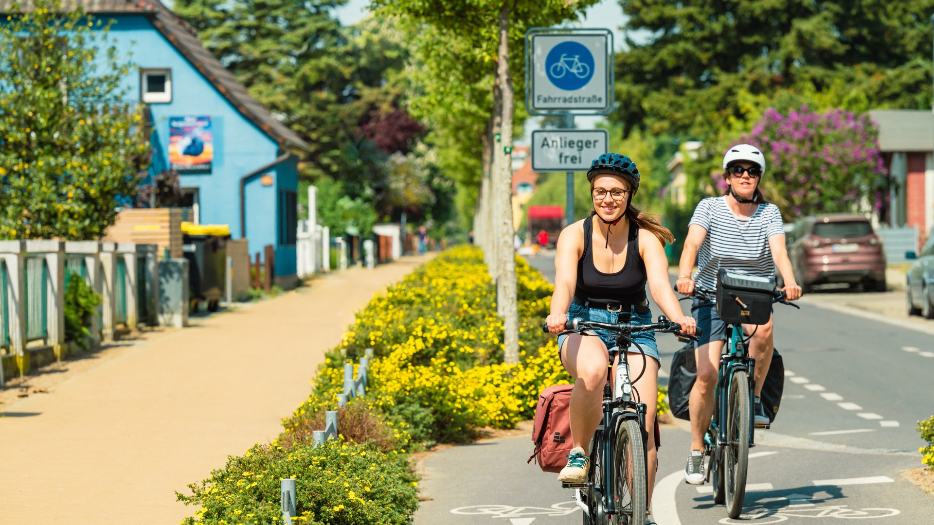 Fietsen over het fietspad door Waren.