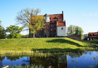 Au&szlig;enansicht Schloss Ulrichshusen im Fr&uuml;hling // &copy; Kathleen Stutz