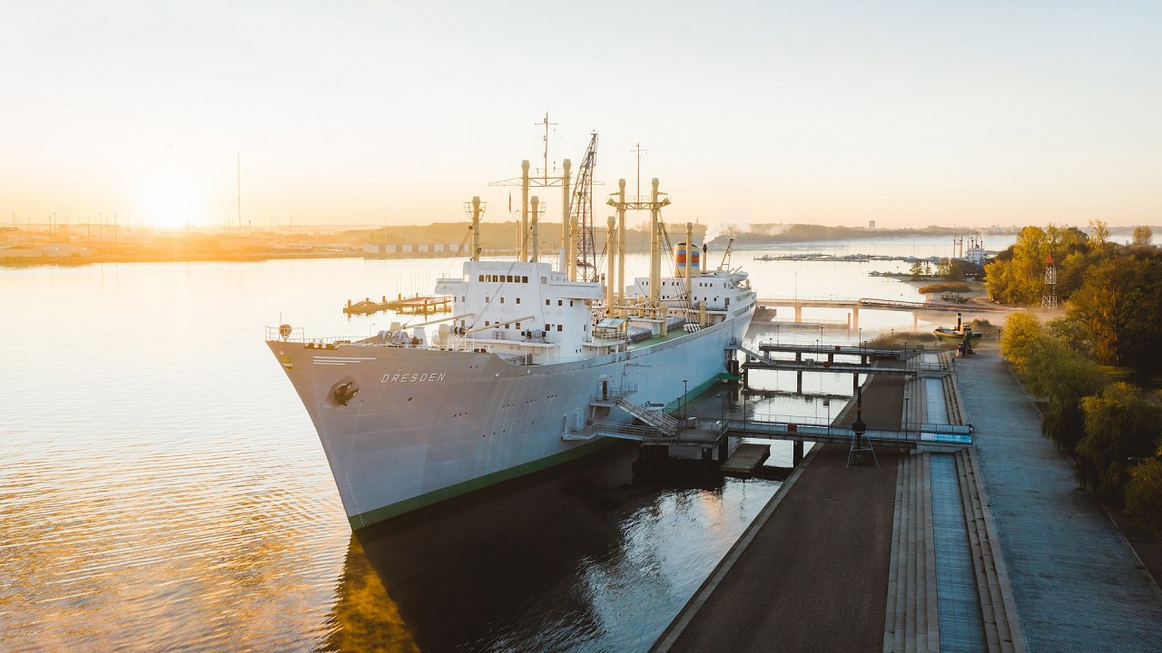 Uitzicht op het traditionele schip waarin het Maritiem Museum is gehuisvest // &copy; Eric Gro&szlig;