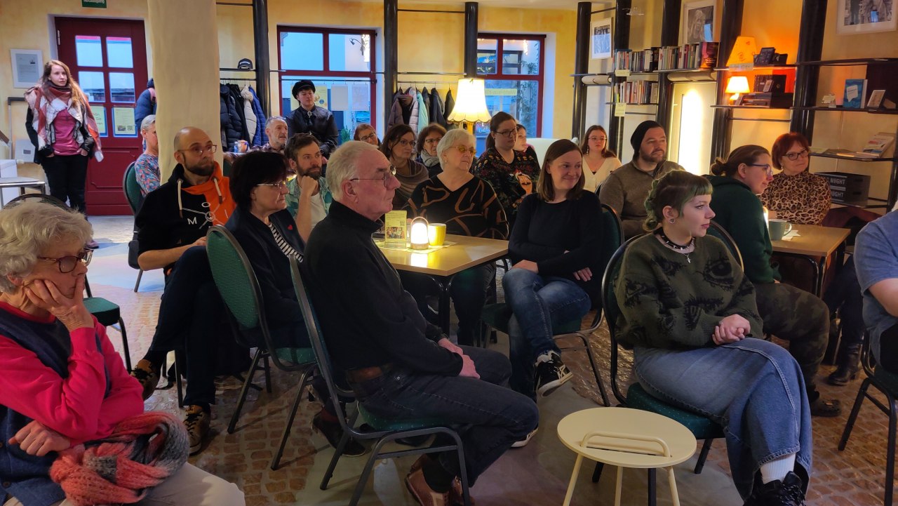 &copy; Angelika Warning