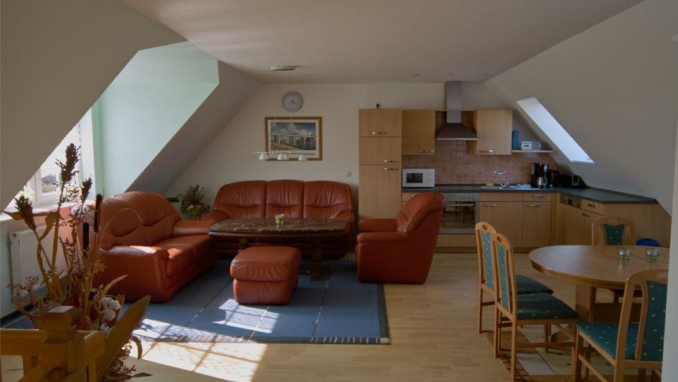 Wohnzimmer mit Küchenzeile in der Ferienwohnung Küchenmeister, © Bernd Küchenmeister Wohnzimmer mit Küchenzeile in der Ferienwohnung Küchenmeister, © Bernd Küchenmeister