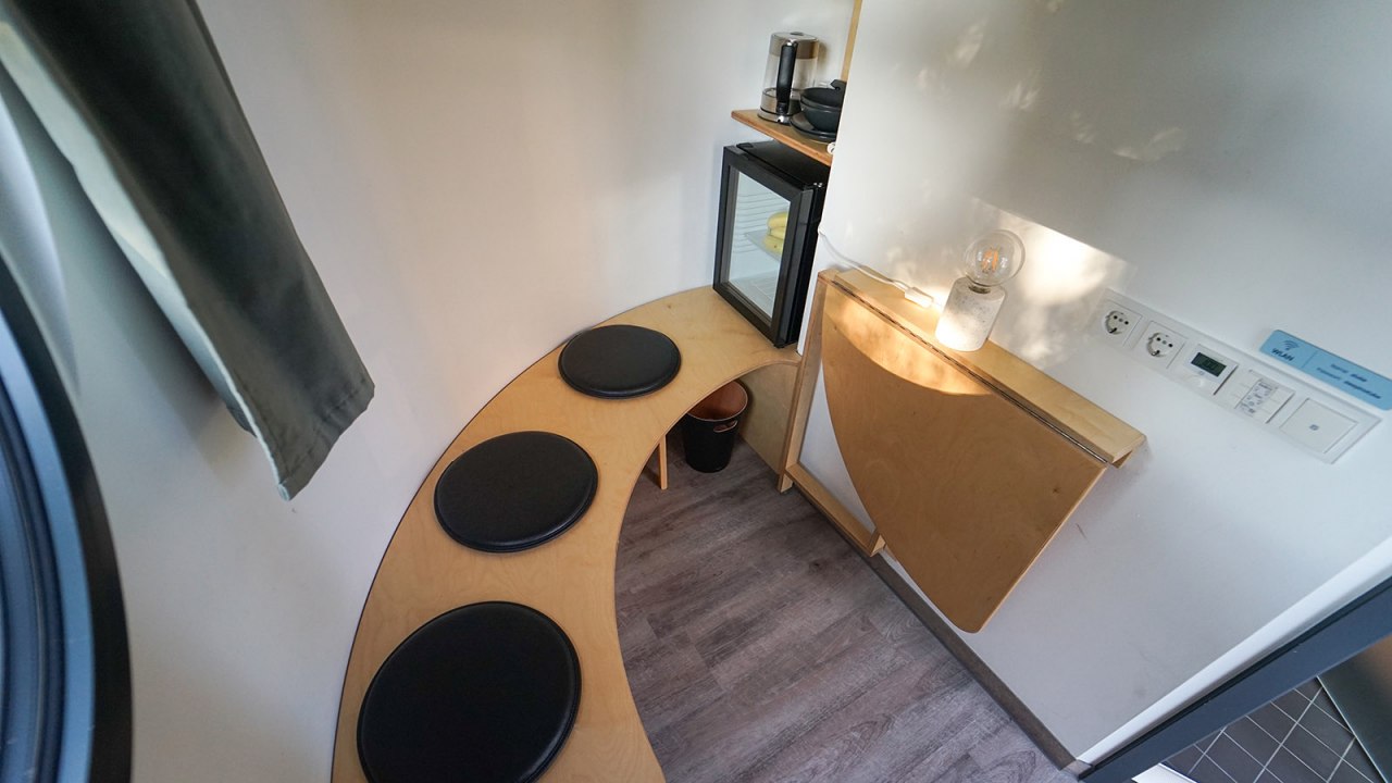 Lounge in de cabine met drie zitplaatsen // &copy; slube